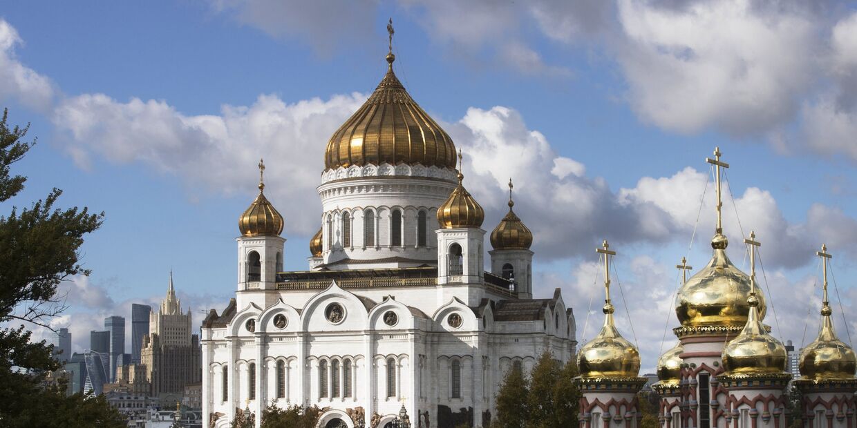 Храм Христа Спасителя (в центре) и храм Николая Чудотворца на Берсеневке в Москве