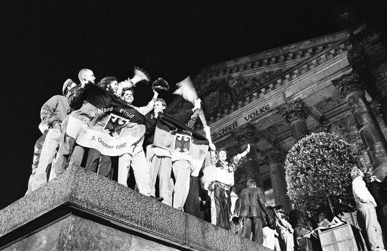 Празднование объединения Германии в Берлине у Рейхстага в ночь на 3 октября 1990 года