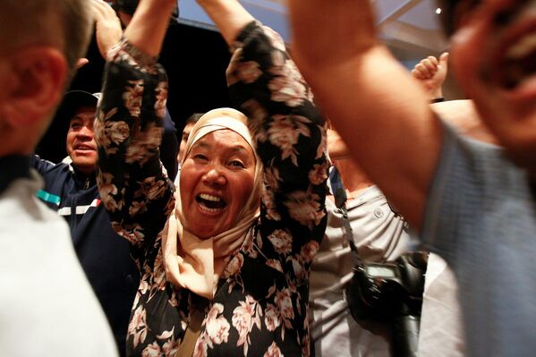 Сторонники Алмазбека Атамбаева празднуют отражение наступательной операции сил госбезопасности