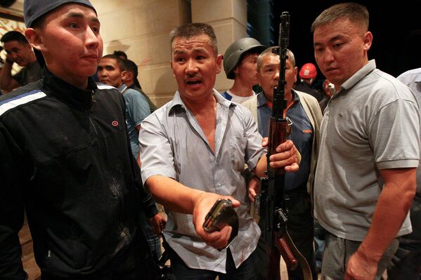 Вооруженные сторонники Алмазбека Атамбаева охраняют его дом