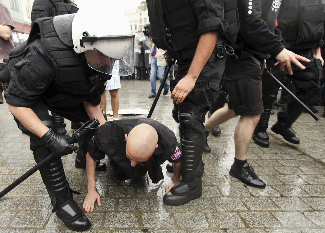 Полиция арестовывает участника протестов в Кракове, Польша