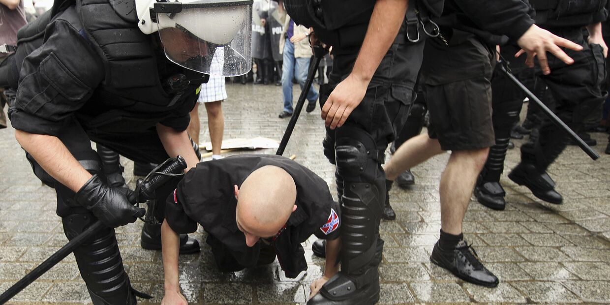 Полиция арестовывает участника протестов в Кракове, Польша