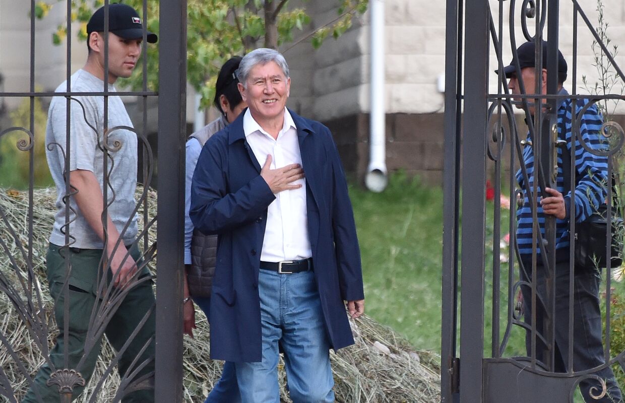 Бывший президент Кыргызстана Алмазбек Атамбаев у входа в свою резиденцию в селе Кой-Таш