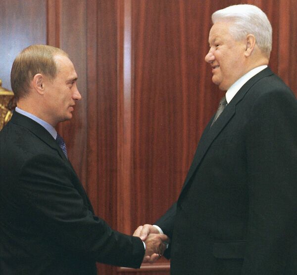 Российский президент Борис Ельцин пожимает руку премьер-министру Владимиру Путину