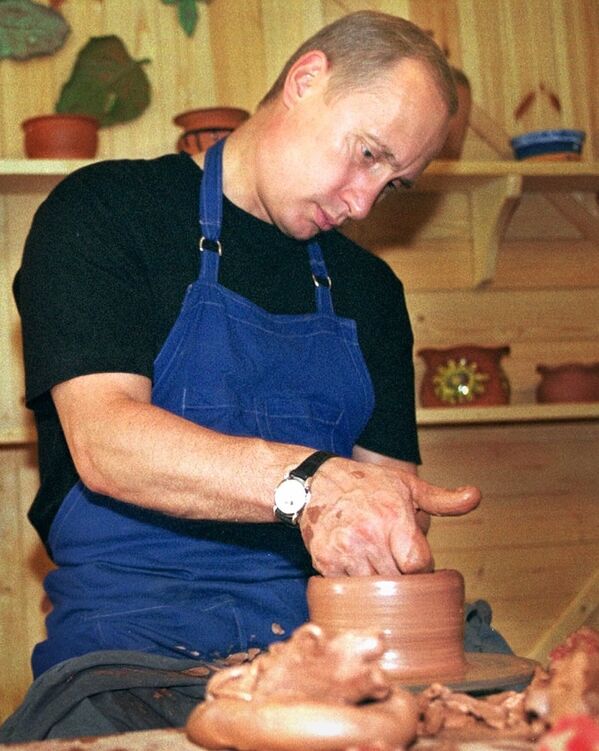 Путин изготавливает глиняный горшок