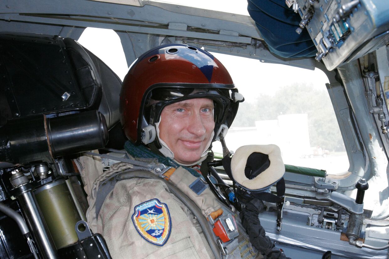 Президент России Владимир Путин в кабине стратегического бомбардировщика Ту-160 Павел Таран