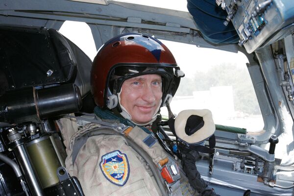 Президент России Владимир Путин в кабине стратегического бомбардировщика Ту-160 Павел Таран