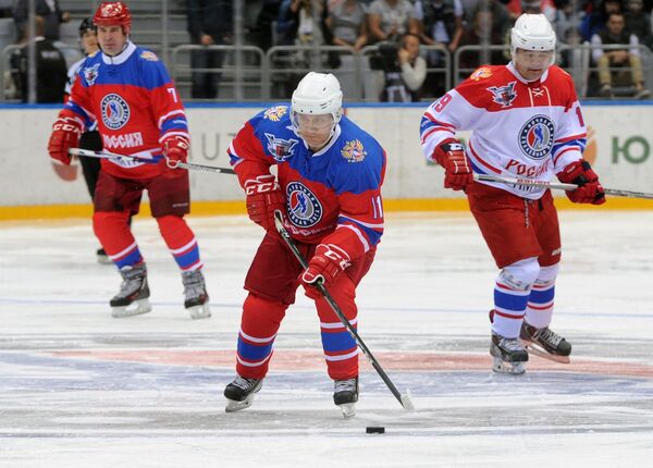 Путин участвует в хоккейном матче вместе с ветеранами НХЛ в Сочи