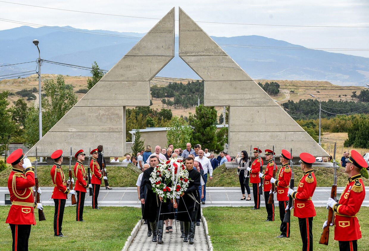 Церемония возложения венков на кладбище в Тбилиси
