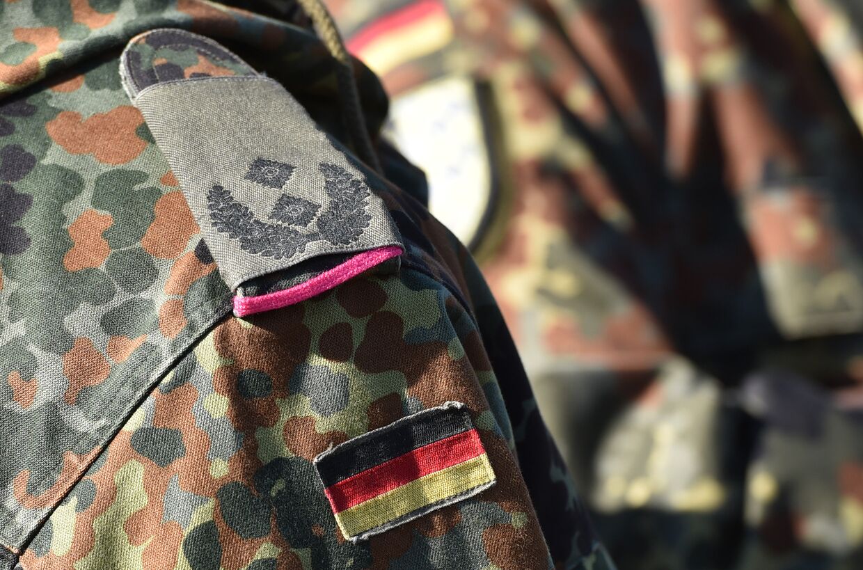 Немецкий флаг на форме подполковника во время военных учений в Германии
