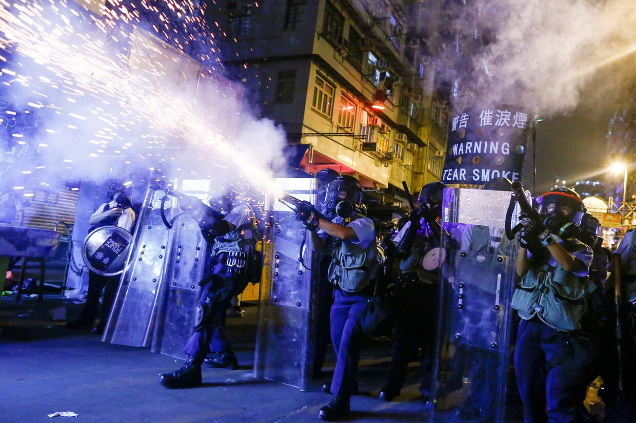 Полиция во время во время столкновений с протестующими в Гонконге