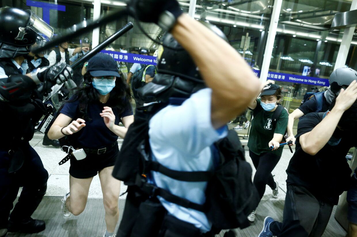 Полиция во время во время столкновений с протестующими в Гонконге