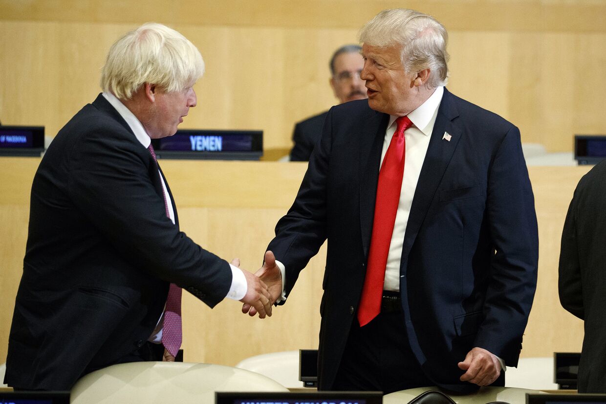 Президент Дональд Трамп пожимает руку министру иностранных дел Великобритании Борису Джонсону