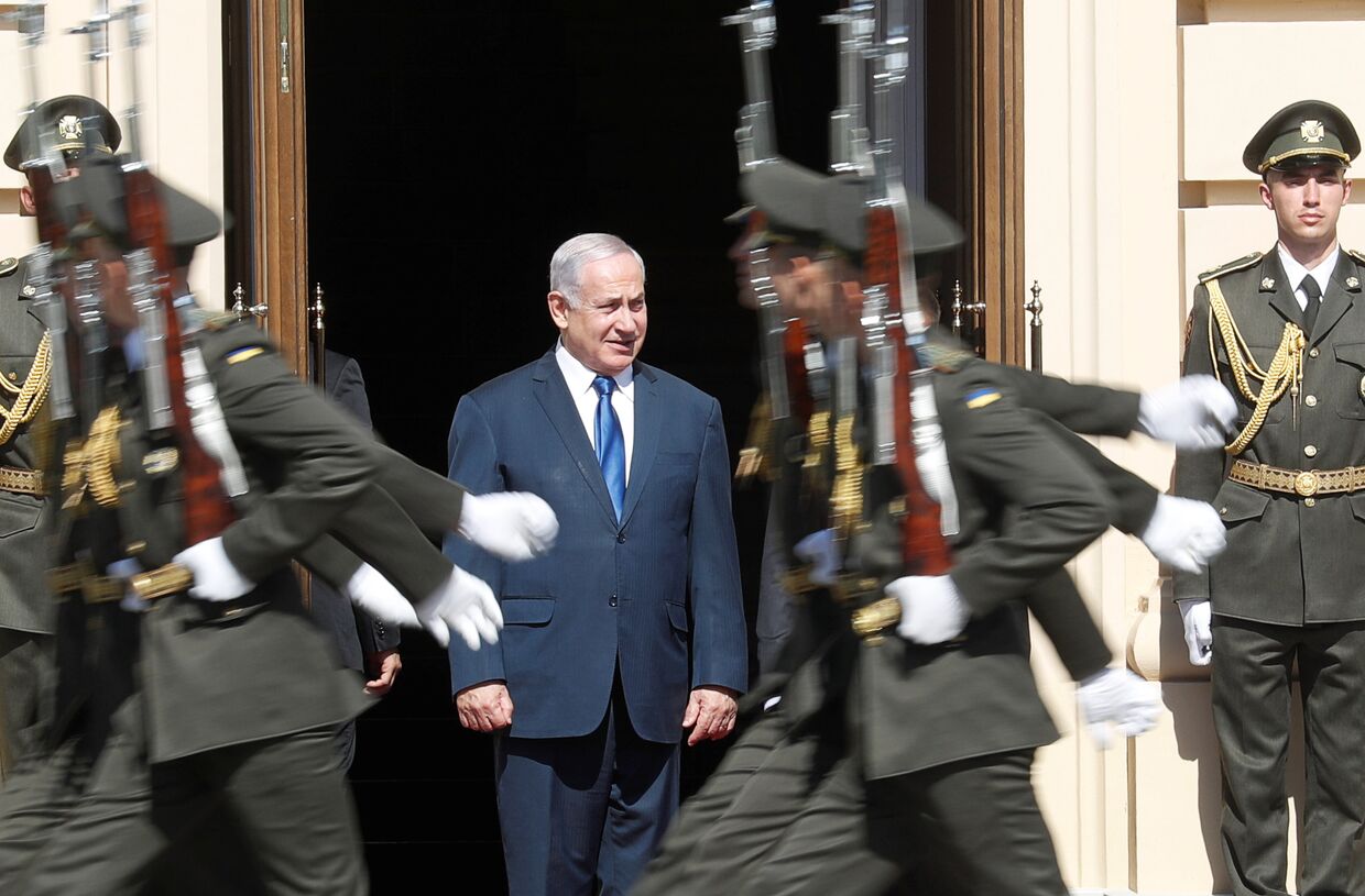 Премьер-министр Израиля Биньямин Нетаньяху во время церемонии приветствия в Киеве