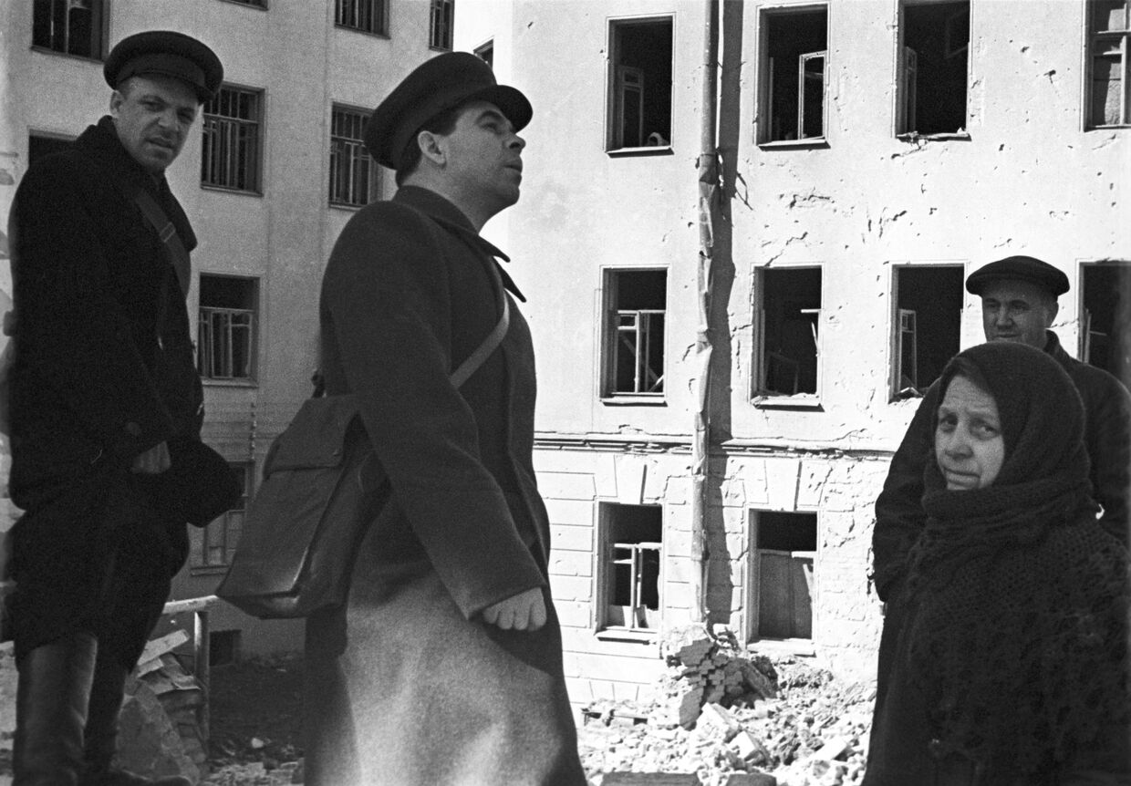 Председатель Ленинградского городского совета Петр Сергеевич Попков (в центре) на руинах разрушенного дома. 1942 год.
