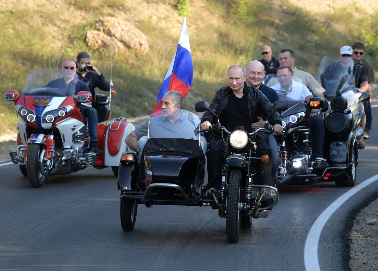 Президент РФ В. Путин посетил байк-шоу мотоклуба Ночные волки в Крыму