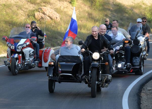 Президент РФ В. Путин посетил байк-шоу мотоклуба Ночные волки в Крыму Президент РФ В. Путин посетил байк-шоу мотоклуба Ночные волки в Крыму