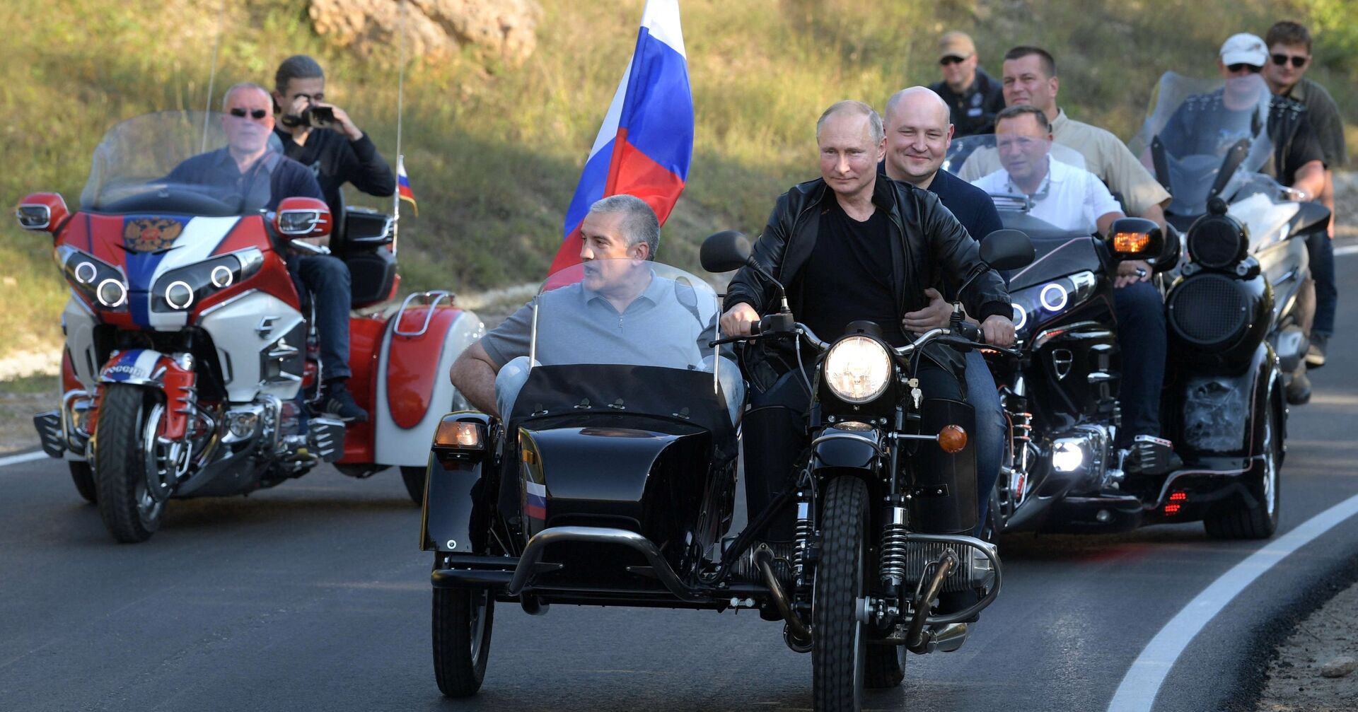 Президент РФ В. Путин посетил байк-шоу мотоклуба Ночные волки в Крыму - ИноСМИ, 1920, 16.02.2021