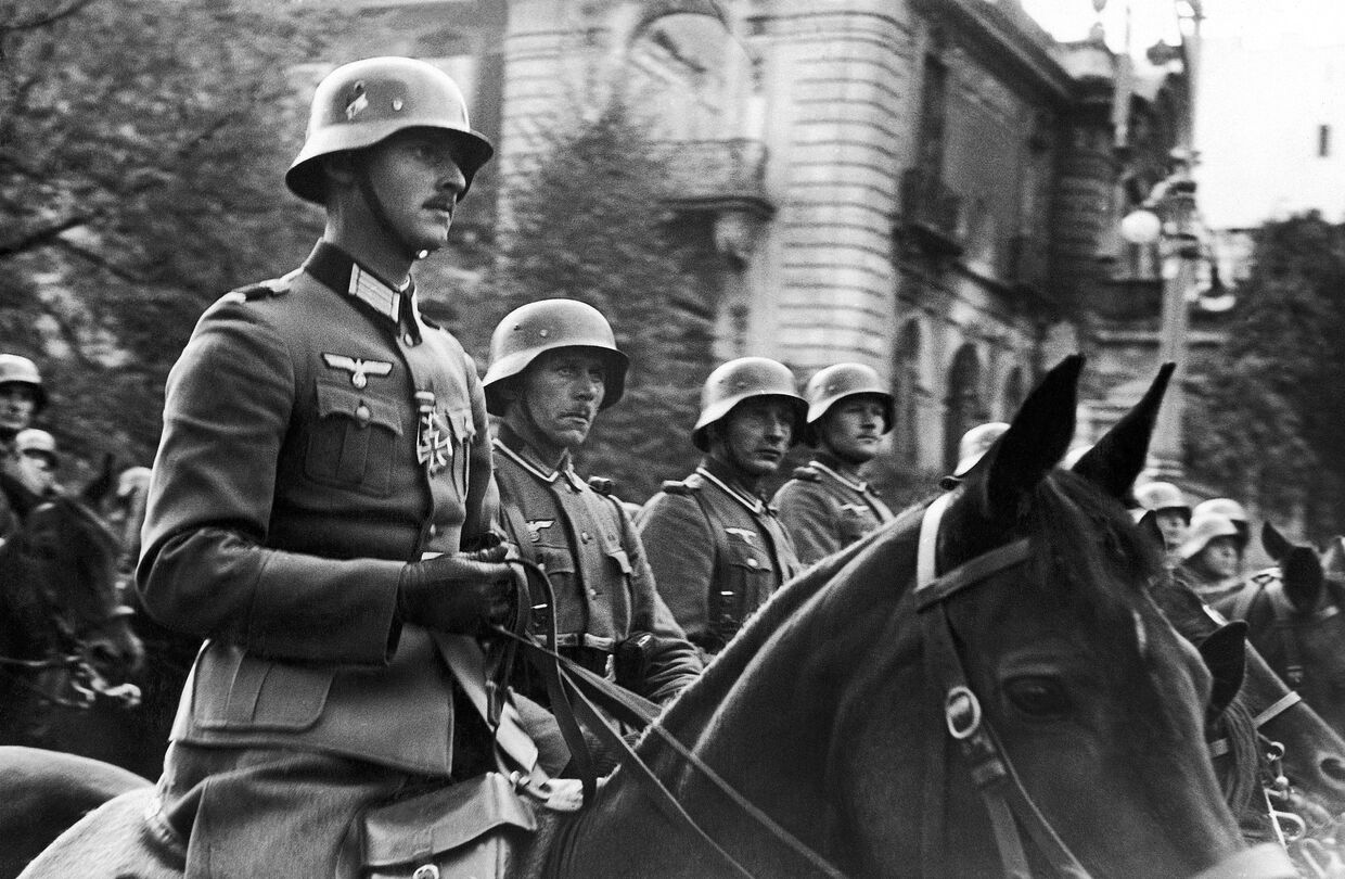 Немецкие офицеры во время парада в Варшаве в 1939 году