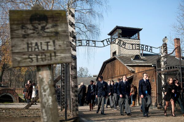 Посетители лагеря смерти Освенцим