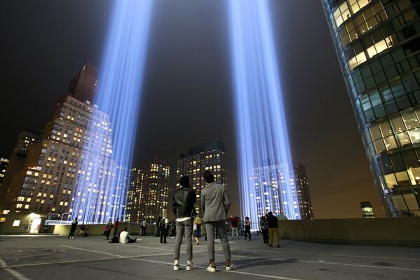 Люди у мемориала терактов 11 сентября в Нью-Йорке