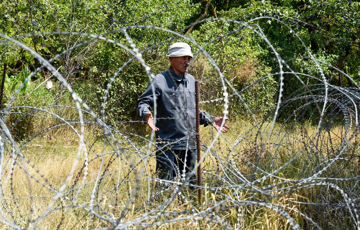 Забор из колючей проволоки на границе Грузии и Южной Осетии