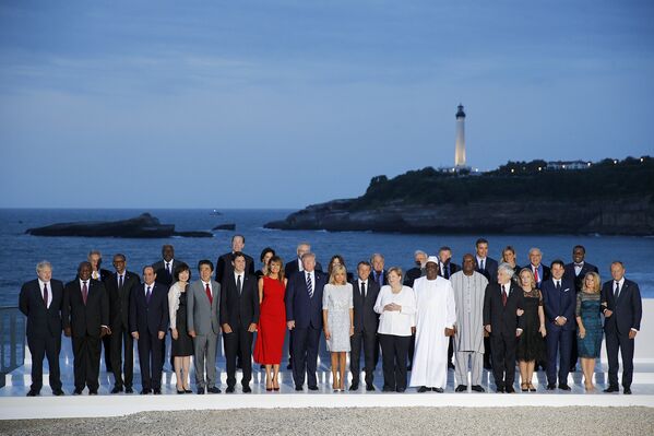 Лидеры стран G7 и гости позируют для совместной фотографии в Биаррице