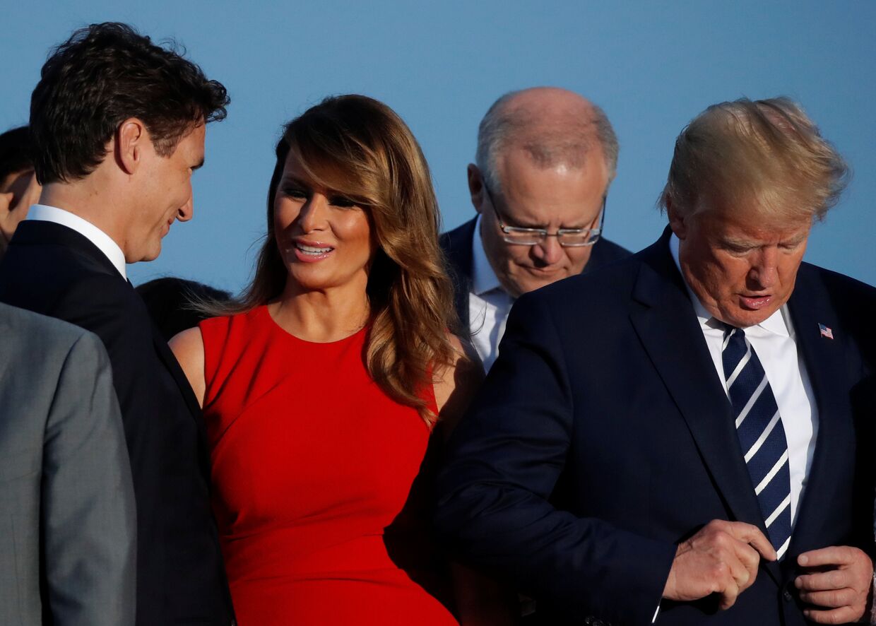 Президент США Дональд Трамп, его жена Мелания и премьер-министр Канады Джастин Трюдо во время саммита G7 в Биаррице
