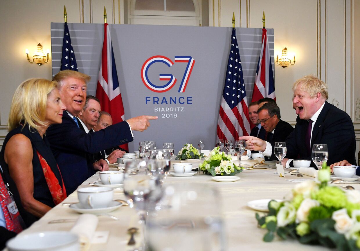 Президент США Дональд Трамп и премьер-министр Великобритании Борис Джонсон во время саммита G7