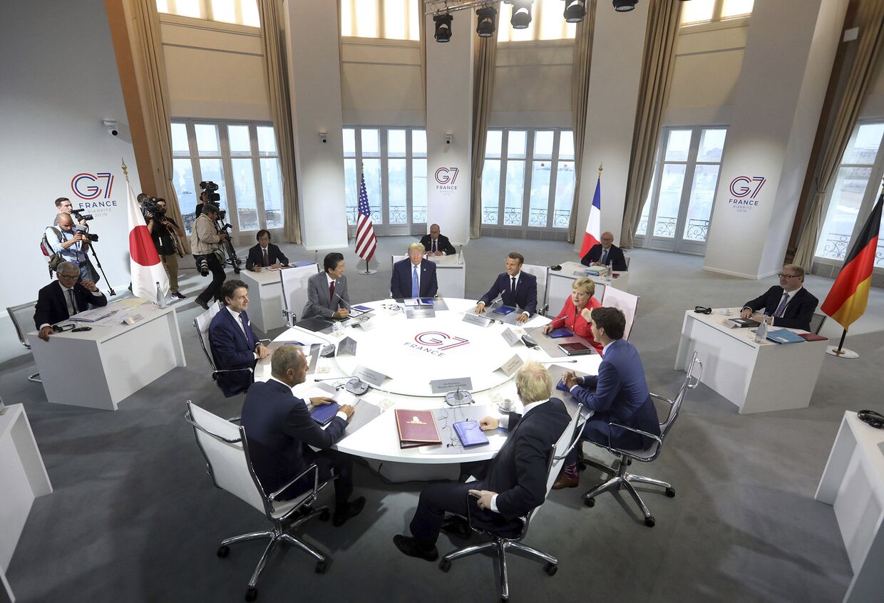 Мировые лидеры во время рабочей сессии во второй день саммита Большой семерки в Биаррице