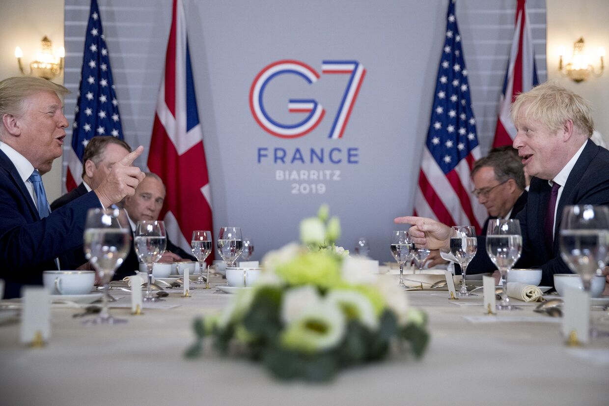 Президент США Дональд Трамп и премьер-министр Великобритании Борис Джонсон на полях саммита G7