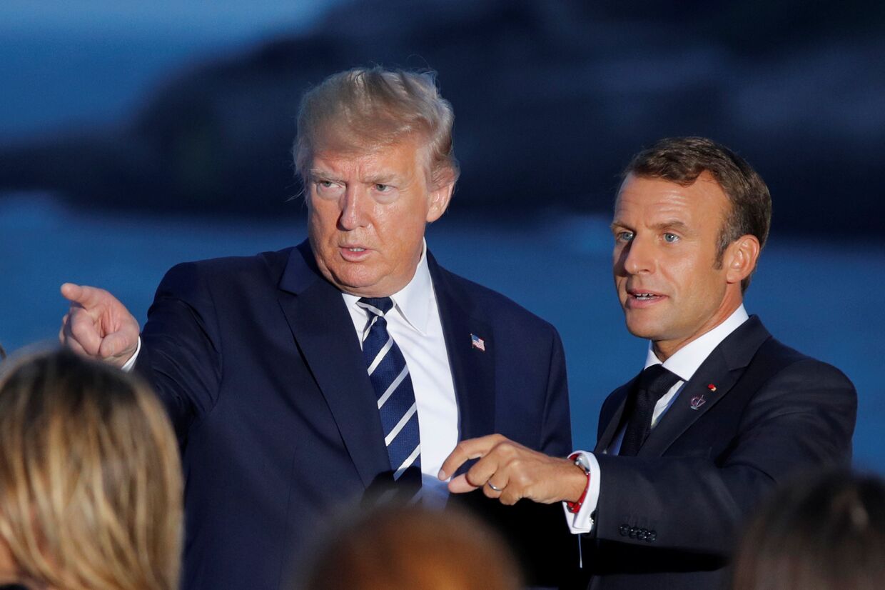 Президент Франции Эммануэль Макрон беседует с президентом США Дональдом Трампом