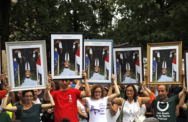 Участники акции протеста против президента Франции Эммануэля Макрона в Байонне