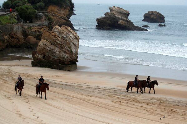 Французская полиция на лошадях на пляже Гран-Плаж во время саммита G7 в Биаррице