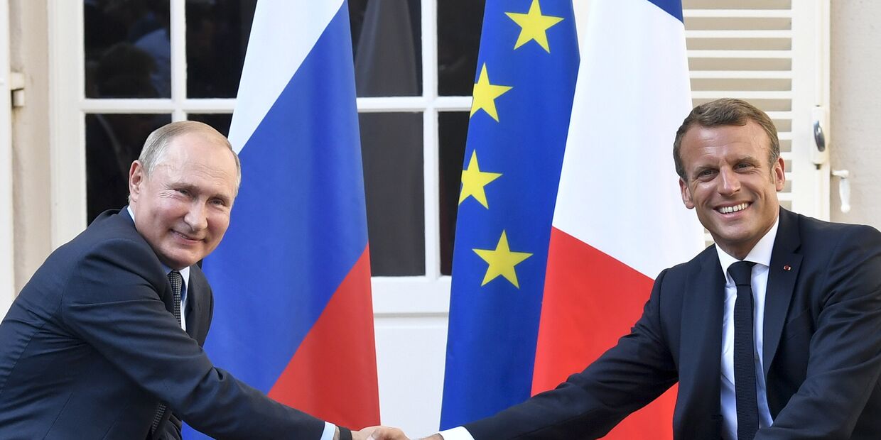 Президент Франции Эммануэль Макрон и президент России Владимир Путин во время встречи