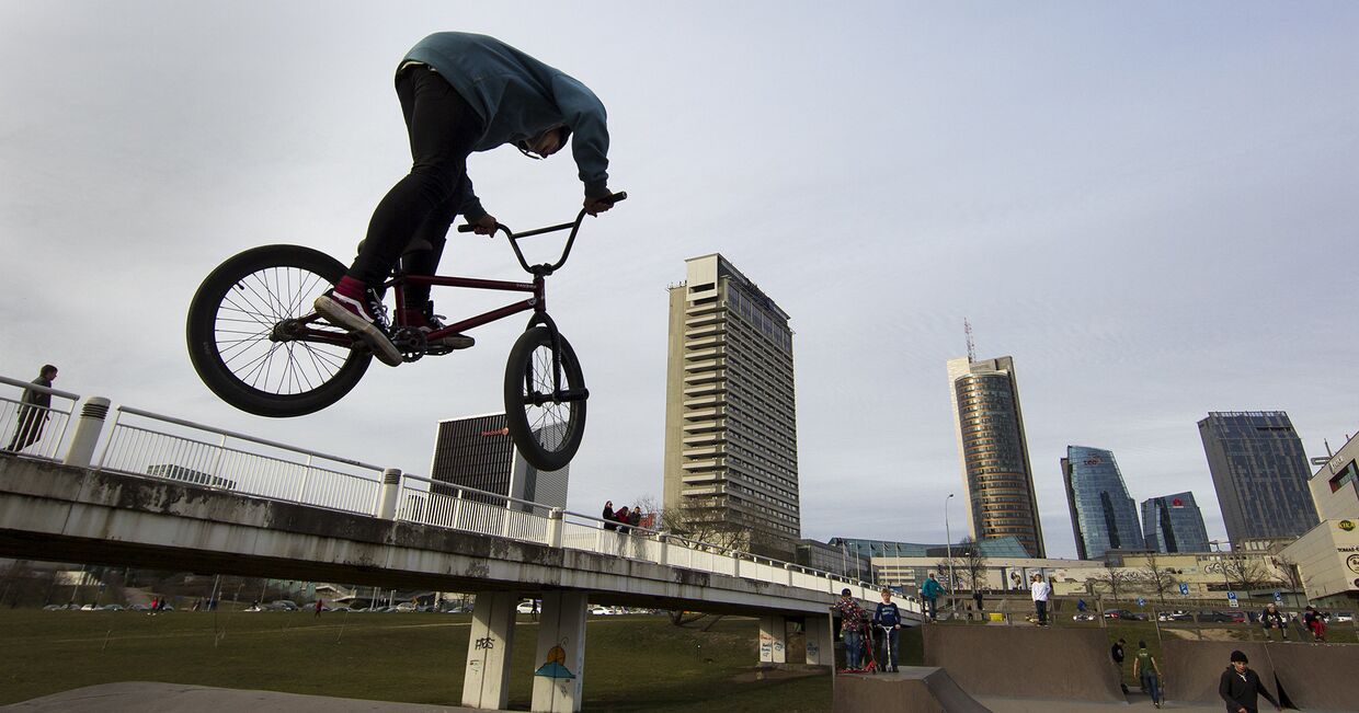 Подросток на велосипеде в Вильнюсе