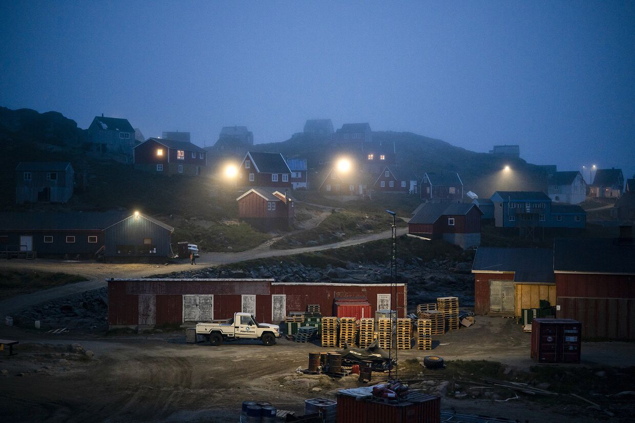 Утренний туман накрывает дома в Кулусуке, Гренландия