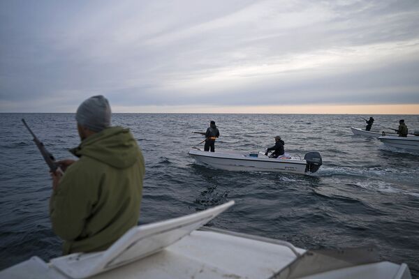 Мугу Утуак перезаряжает ружье: он вышел на лодке на охоту на китов