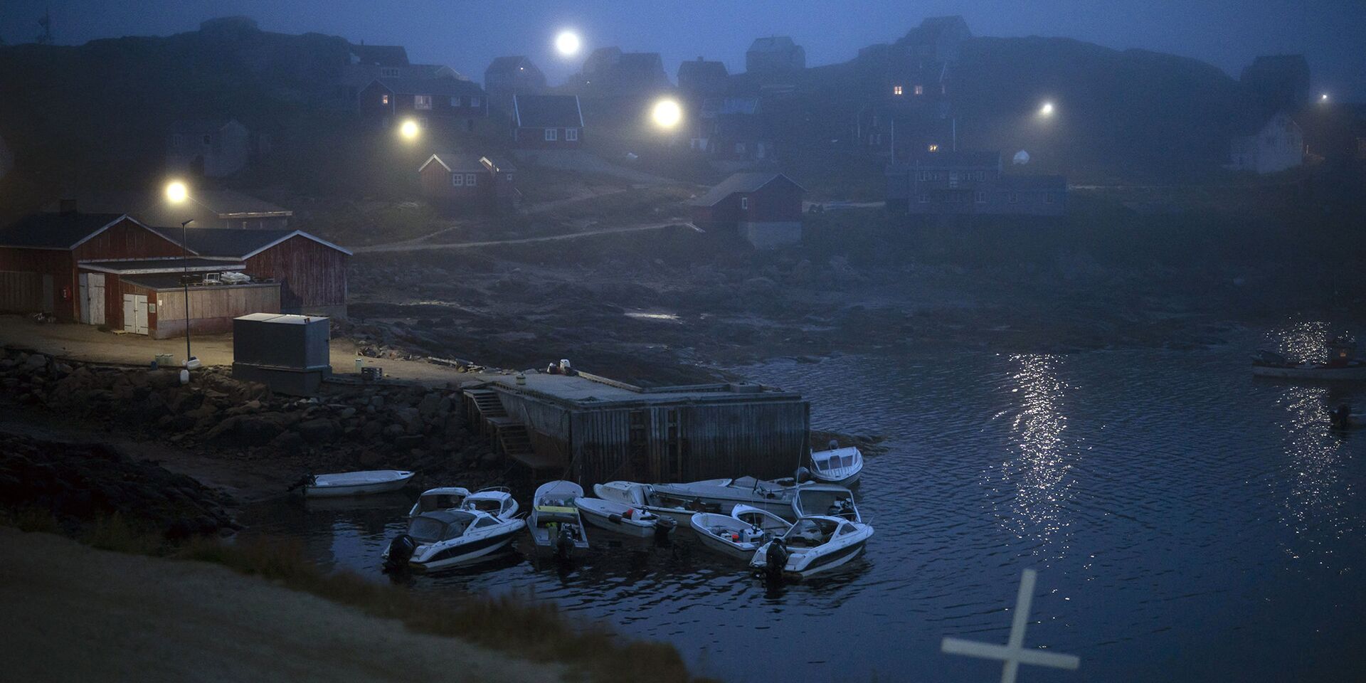 Крест на перекрестке дороги и дома в тумане,  Кулусук, Гренландия - ИноСМИ, 1920, 12.01.2026