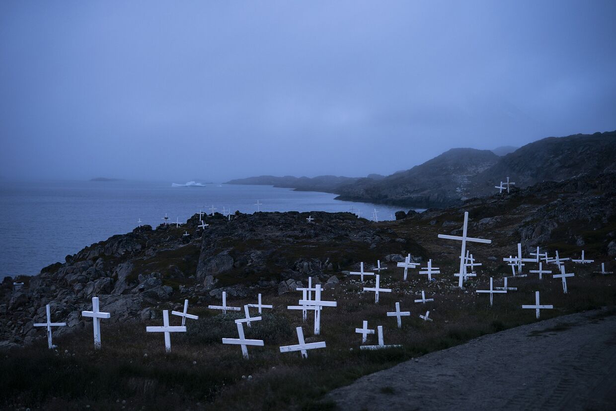 Прямо за кладбищем в Кулусуке начинается море, а в нем — тающие айсберги
