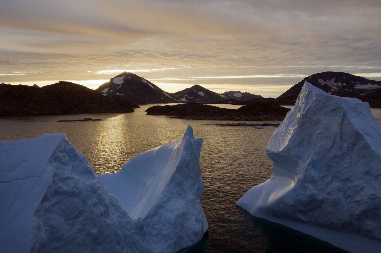 Большой айсберг на закате вблизи Кулусука, Гренландия
