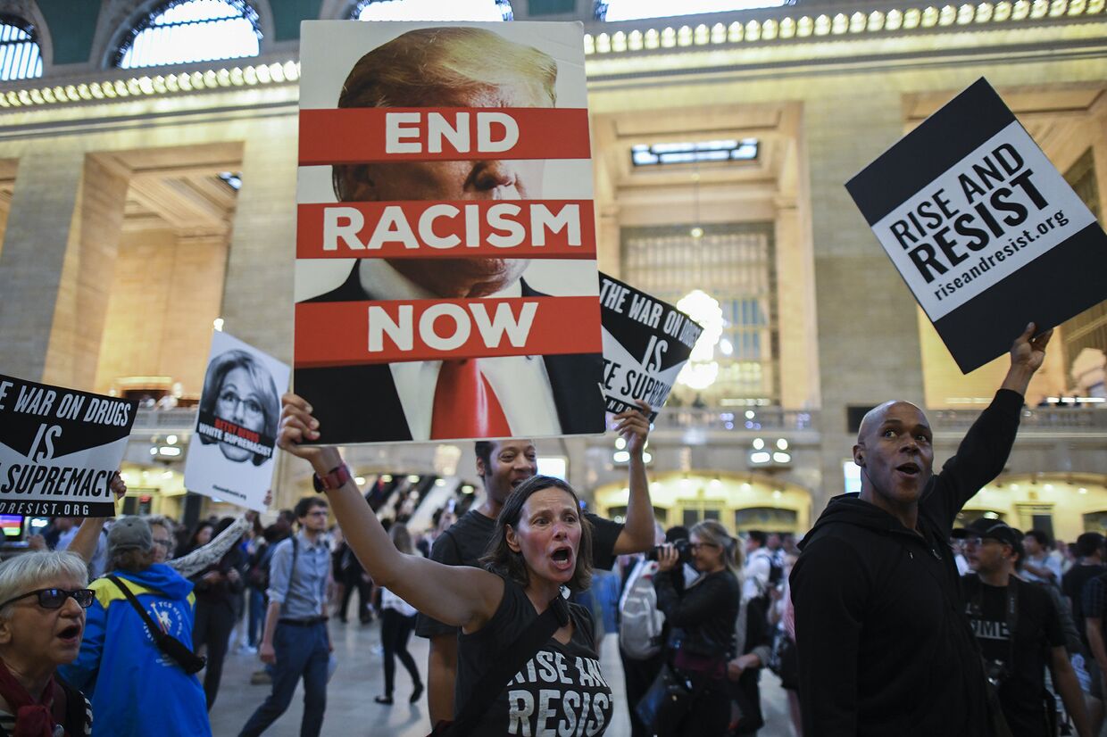 Участники акции протеста против президента США Дональда Трампа в Нью-Йорке