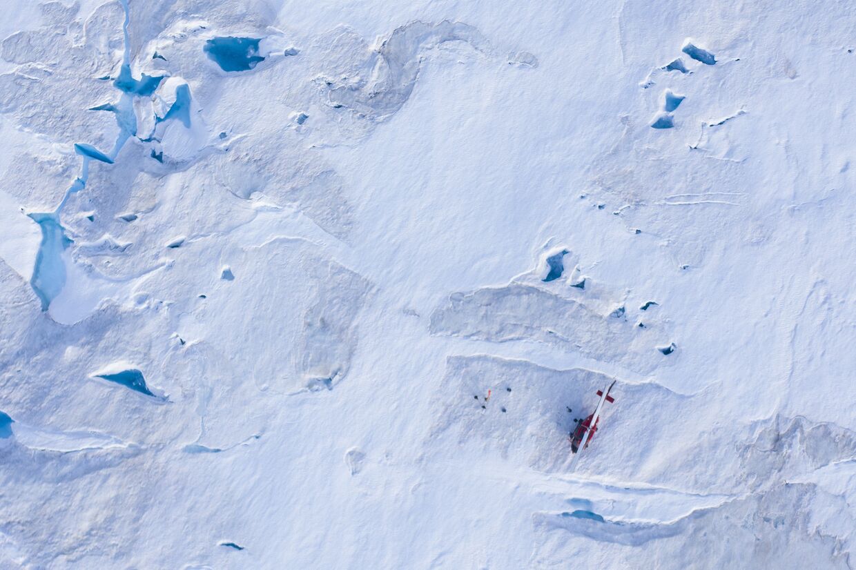 Американский вертолет на леднике в Гренландии