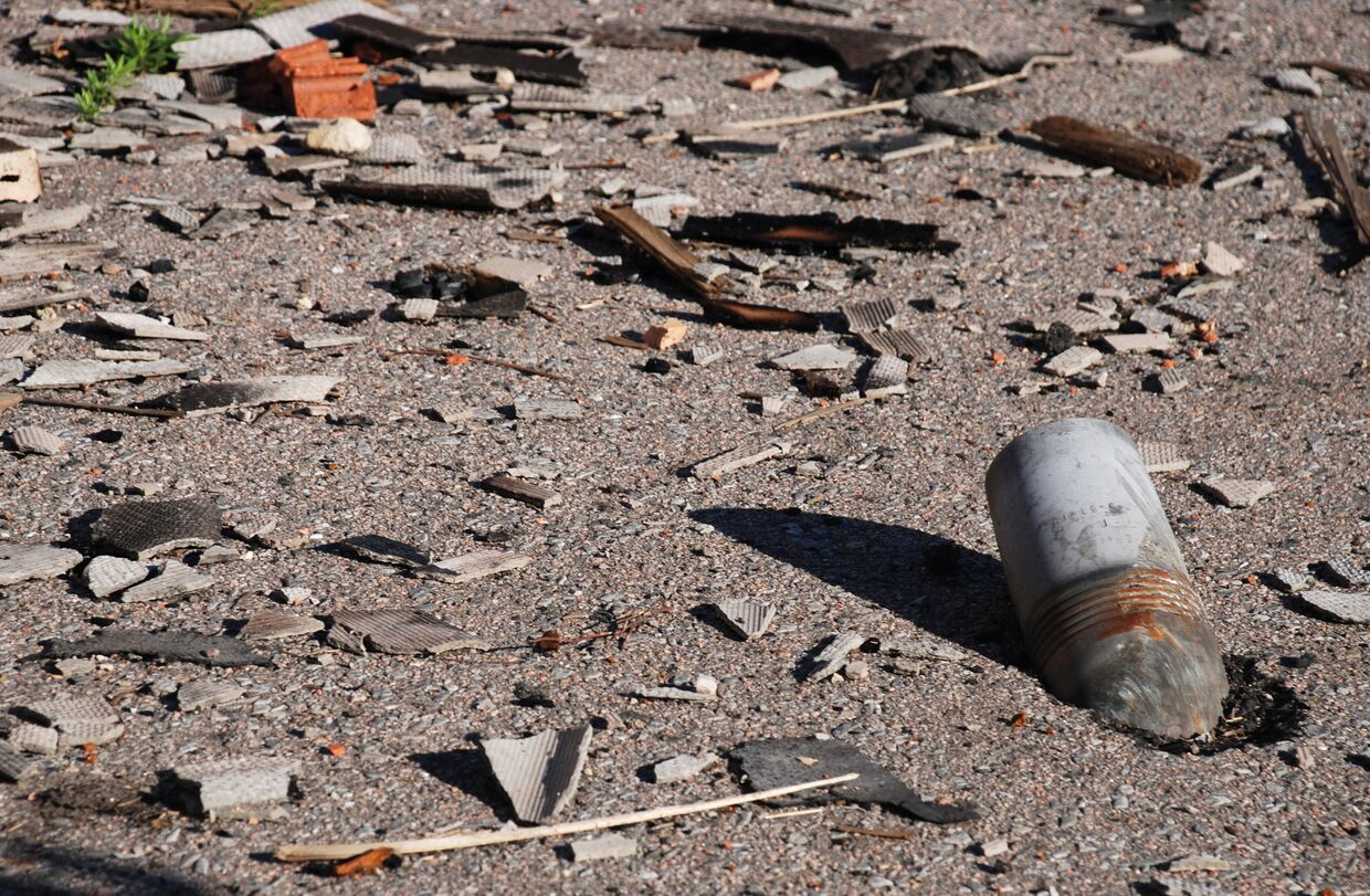 Фрагмент разорвавшегося снаряда после артиллерийского обстрела города Иловайска украинскими силовиками