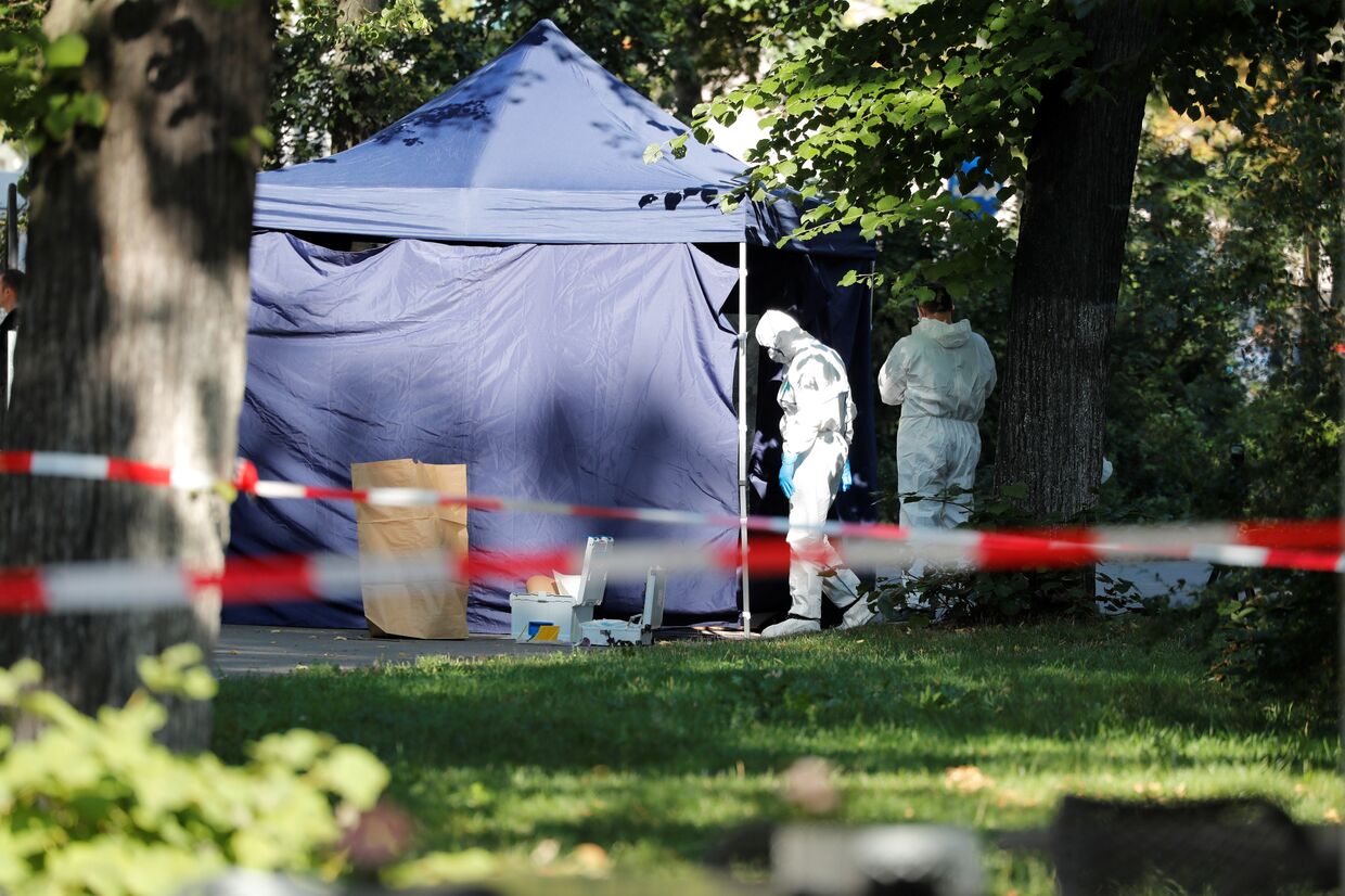 23 августа 2019. Полицейские осматривают место убийства грузина в Берлине