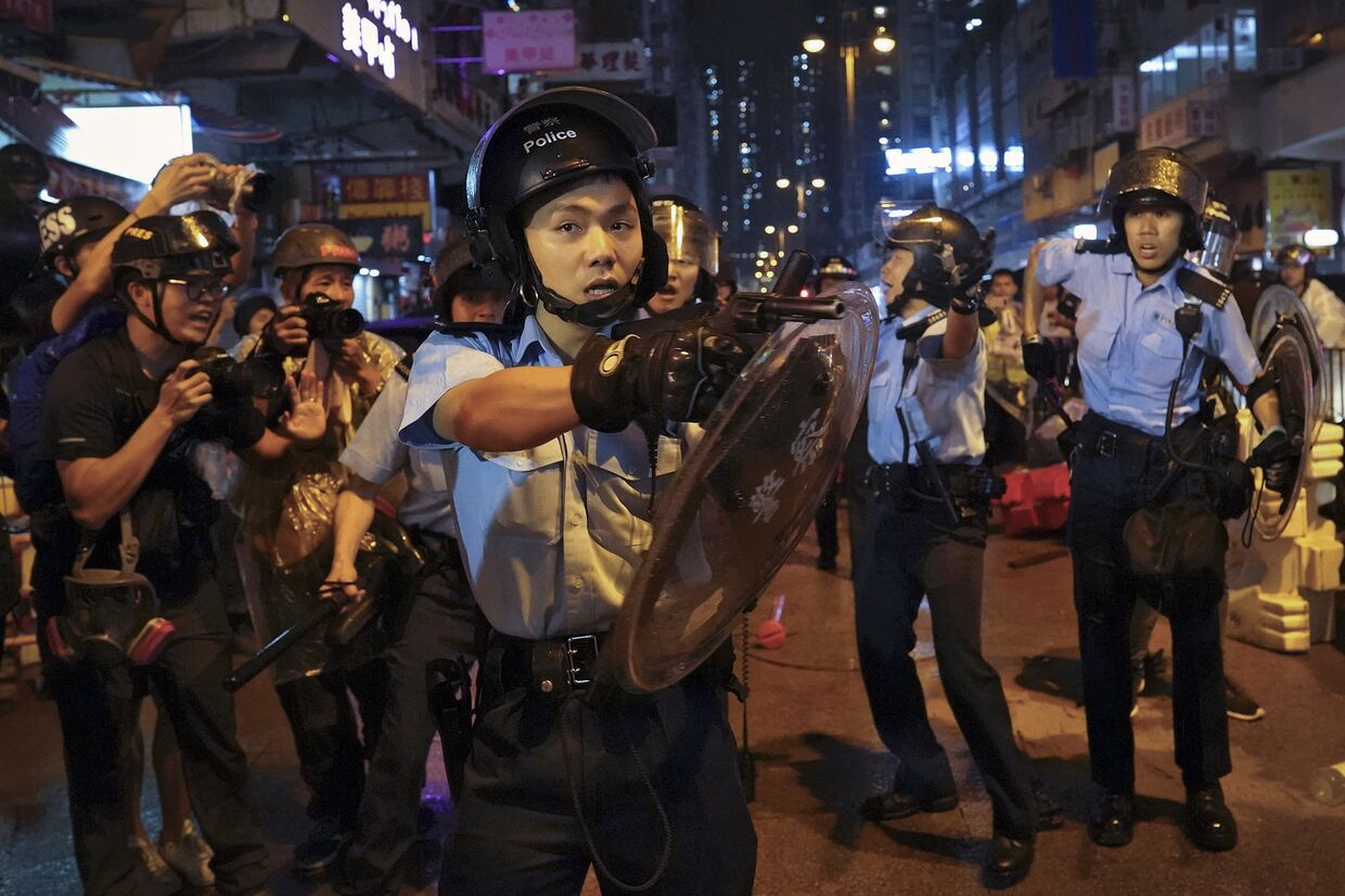 Полиция во время столкновения с демонстрантами в Гонконге