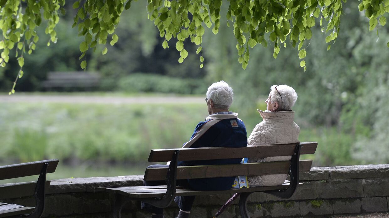 Пожилая пара в парке в Гельзенкирхене, Германия