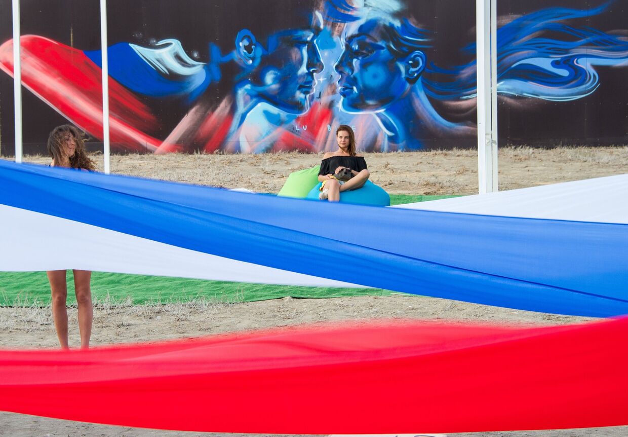 Флешмоб с развёртыванием 30-метрового российского флага на фестивале «Таврида-АРТ» в Судаке, Крым