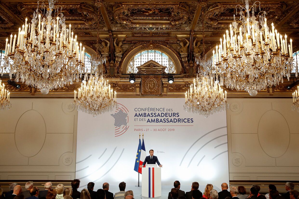 Президент Франции Эммануэль Макрон выступает с речью перед послами республики