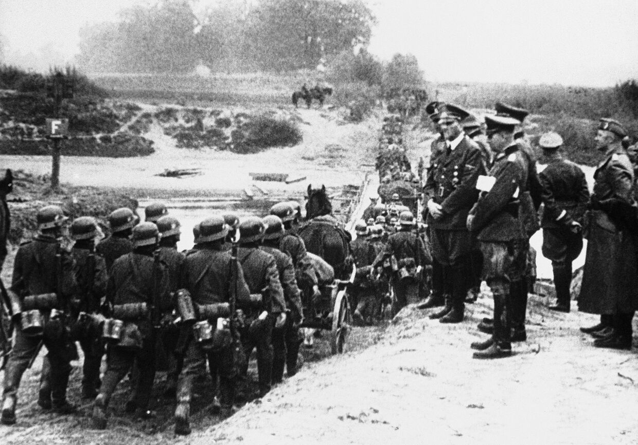 Канцлер Германии Адольф Гитлер осматривает свои войска восточном фронте в Польше